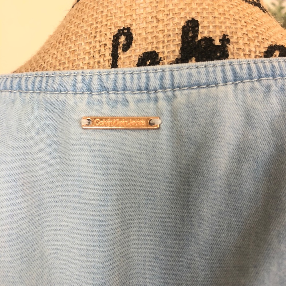 {CALVIN KLEIN} LIGHT WASH DENIM TOP TIE FRONT - Picture 6 of 10